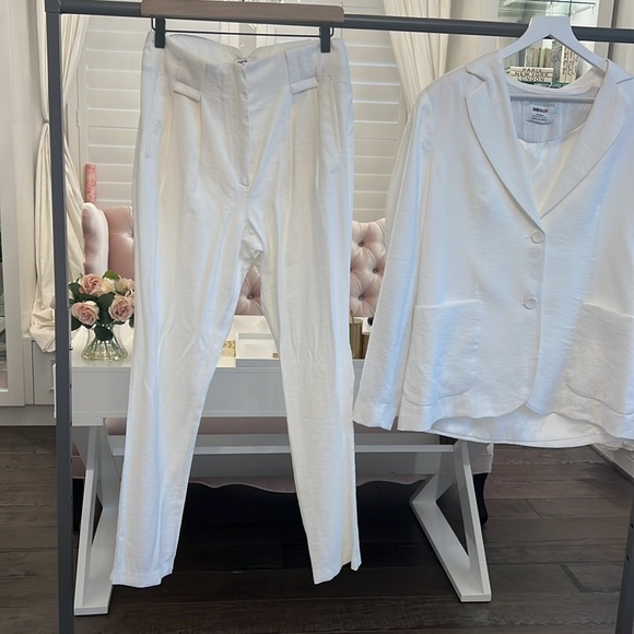 AS NEW HIGH WAISTED SHEGGY WHITE SUIT - Picture 3 of 17